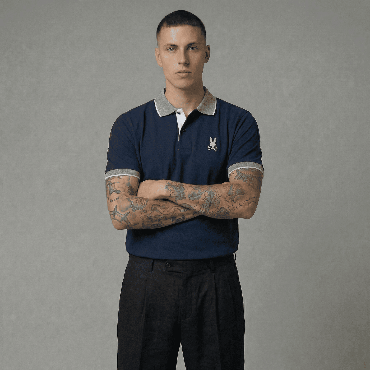 Polo azul oscuro para hombre - con modelo - JDC Luxury Store