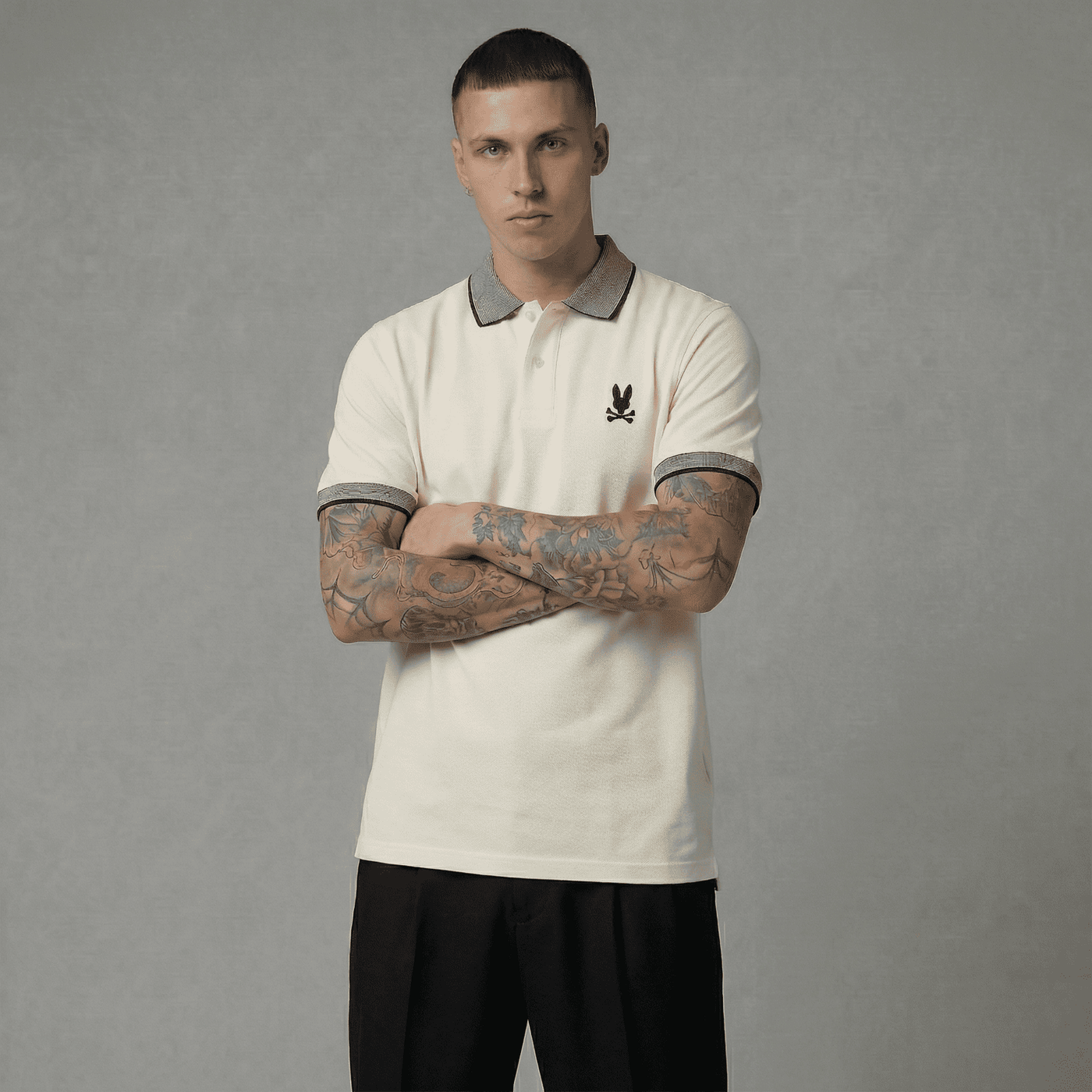 Polo crema para hombre - con modelo - JDC Luxury Store