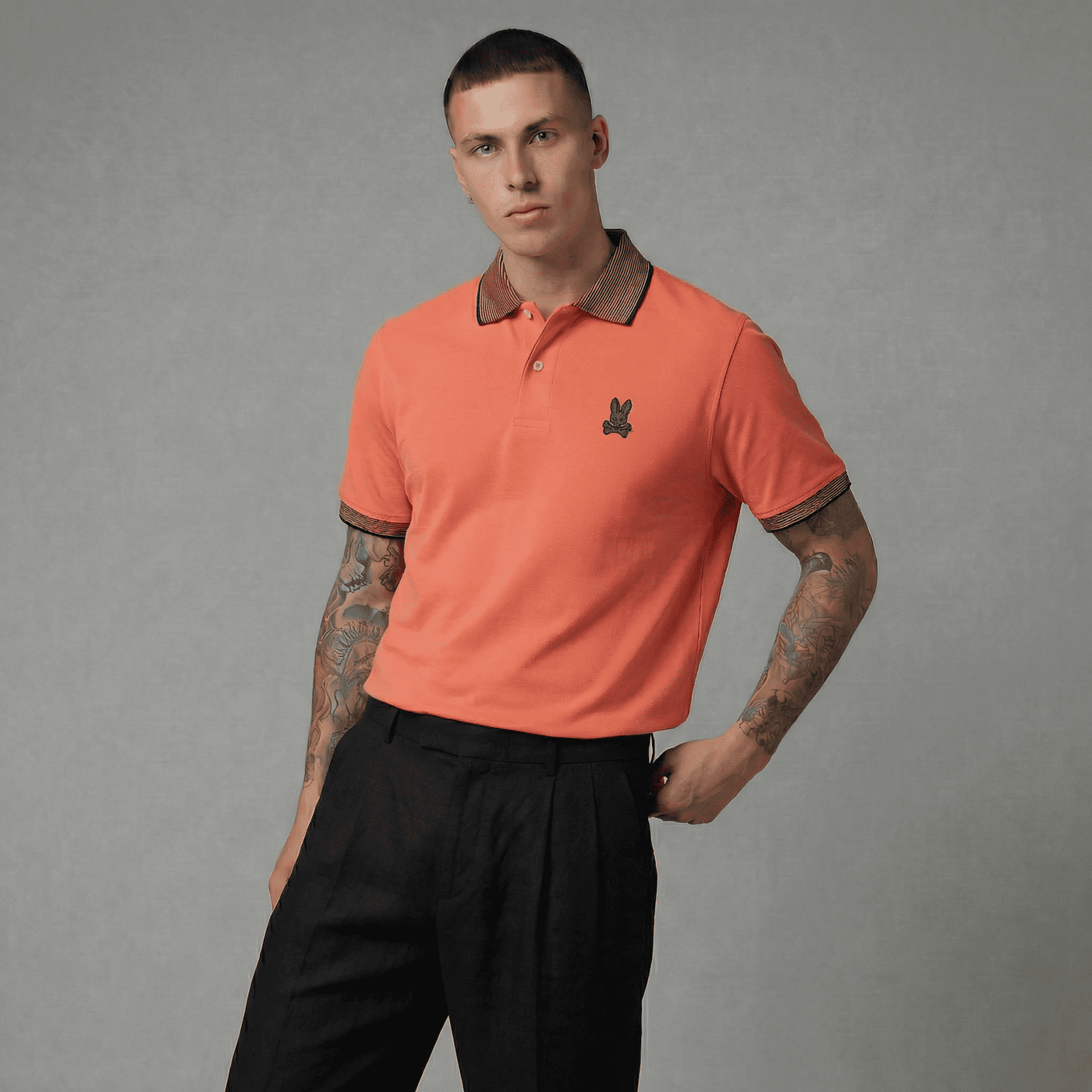 Polo naranja para hombre - con modelo - JDC Luxury Store