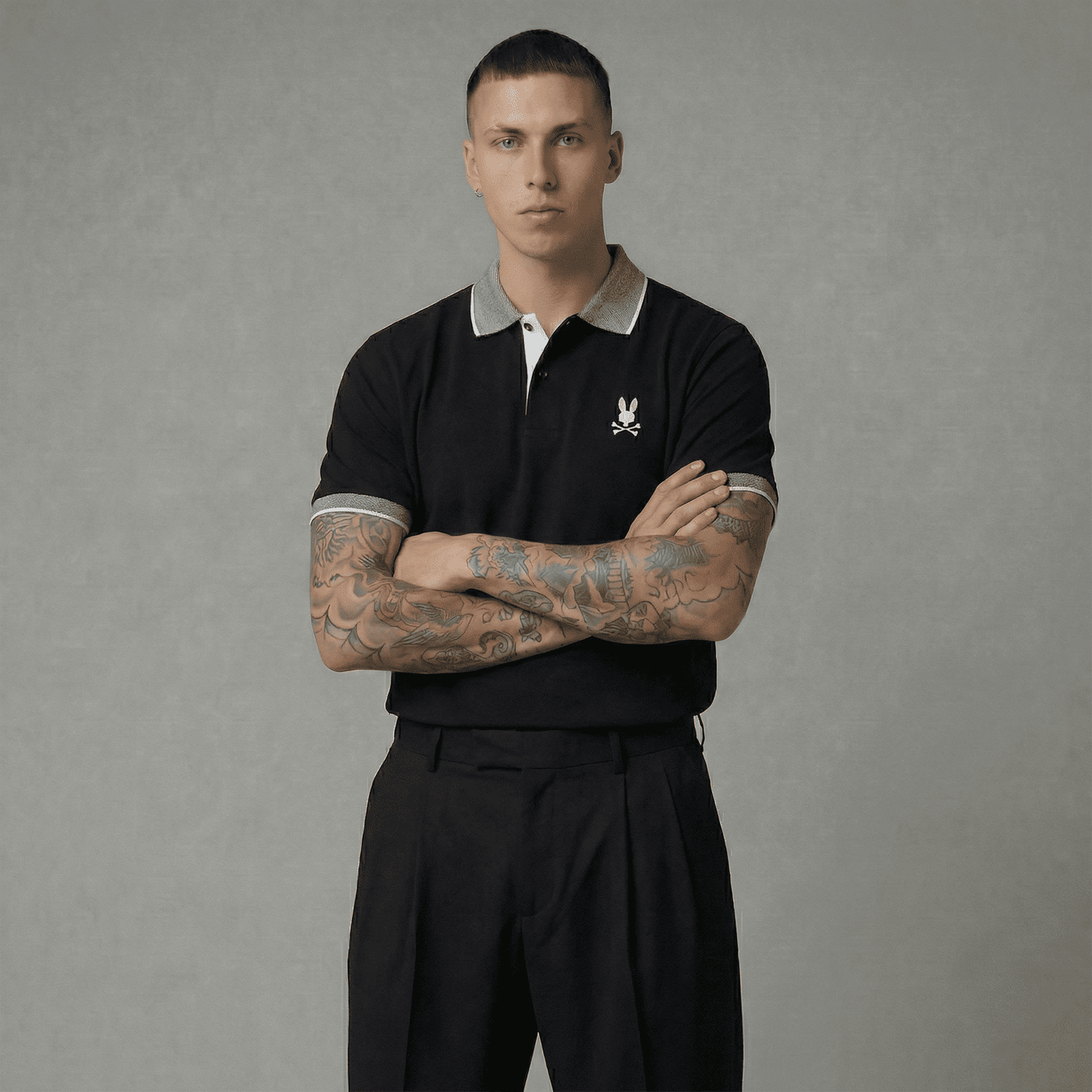 Polo negra para hombre - con modelo - JDC Luxury Store