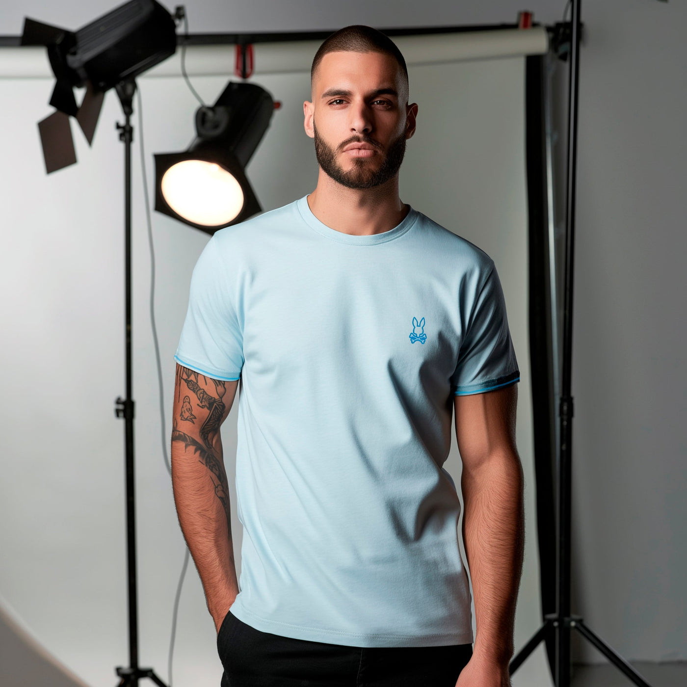 Camiseta básica azul para hombre - con modelo - JDC Luxury Store