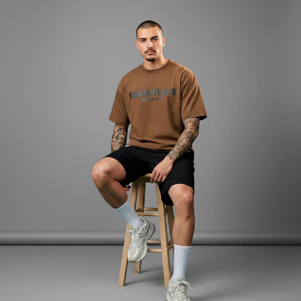 Camiseta oversize café para hombre - con modelo - JDC Luxury Store