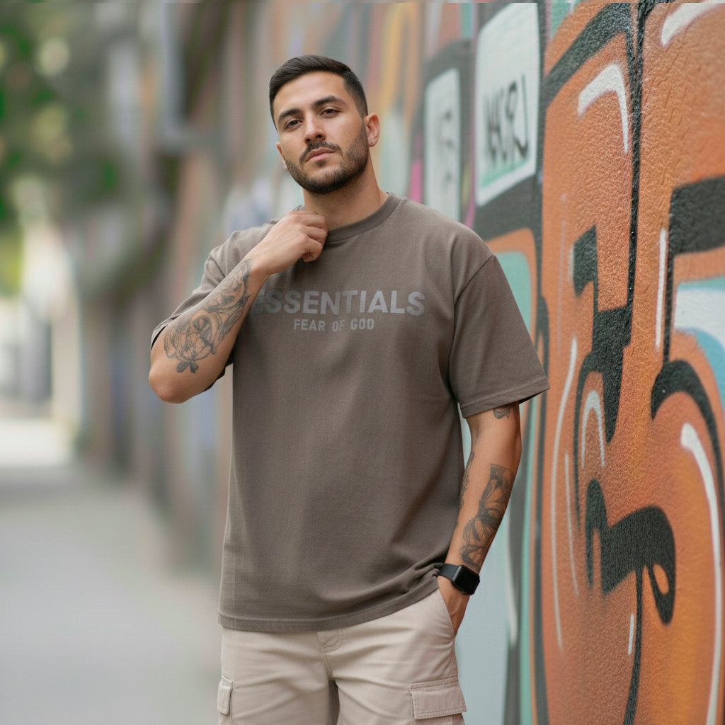 Camiseta oversize gris para hombre - con modelo - JDC Luxury Store
