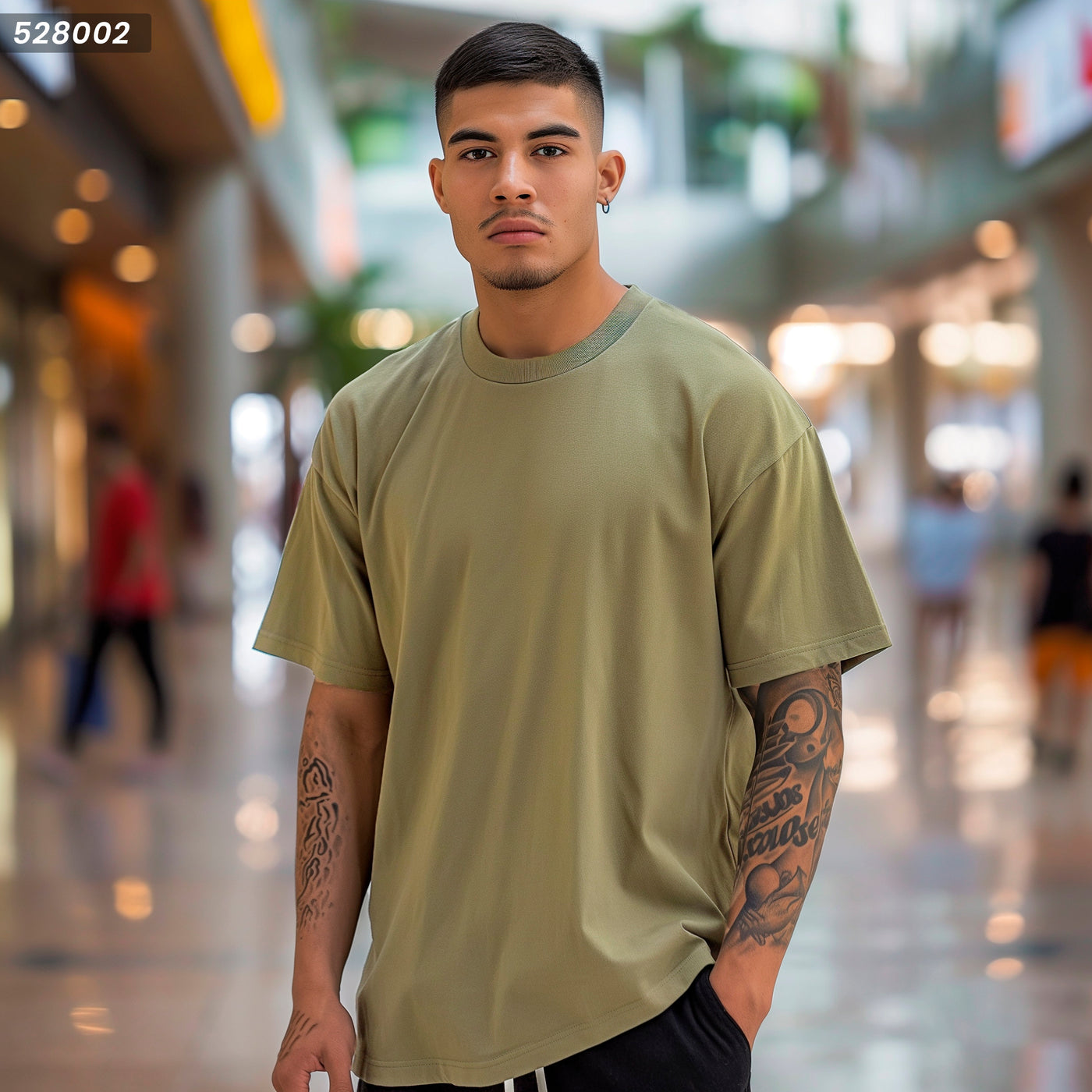 Camiseta oversize verde para hombre - con modelo - JDC Luxury Store