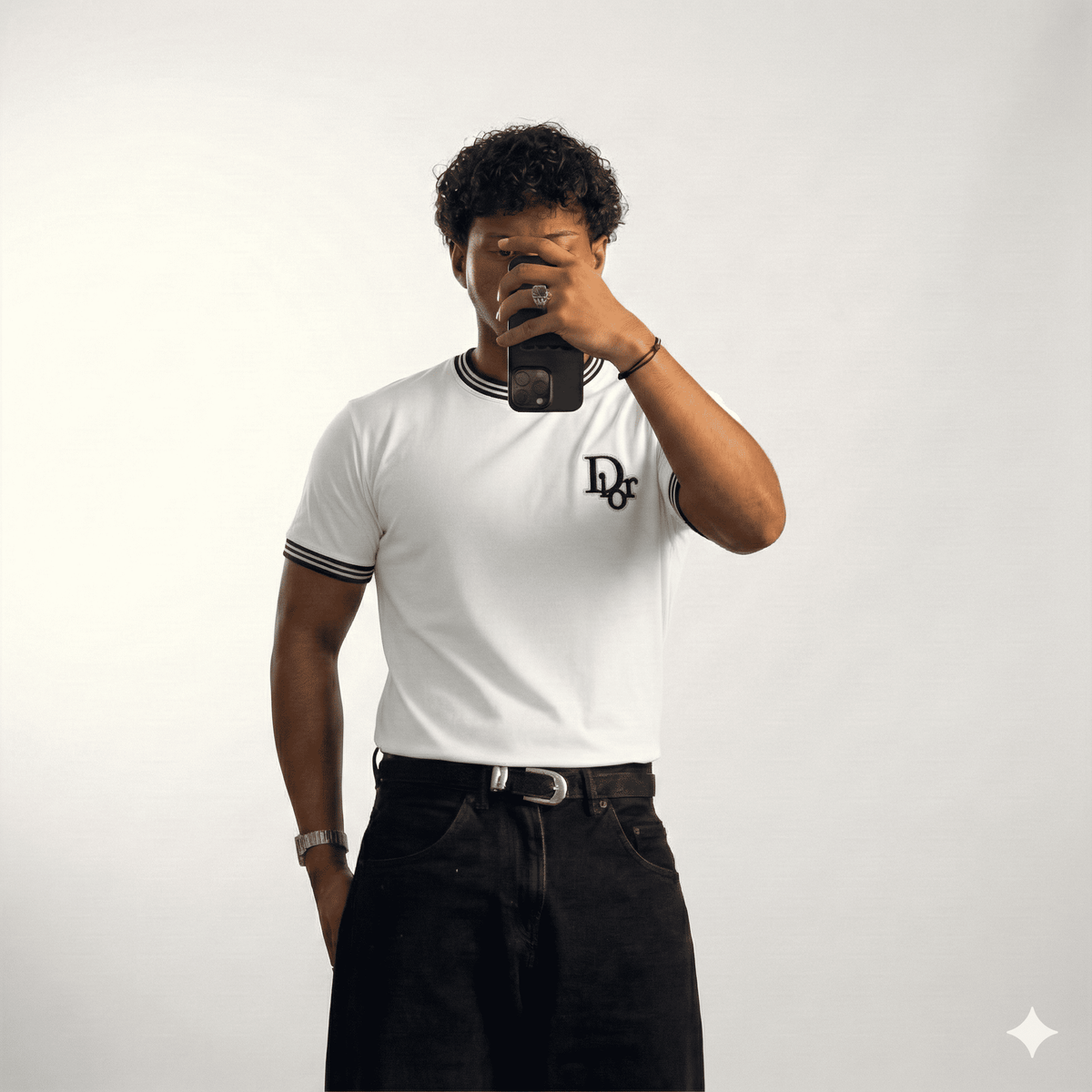 Camiseta básica blanca para hombre - con modelo - JDC Luxury Store