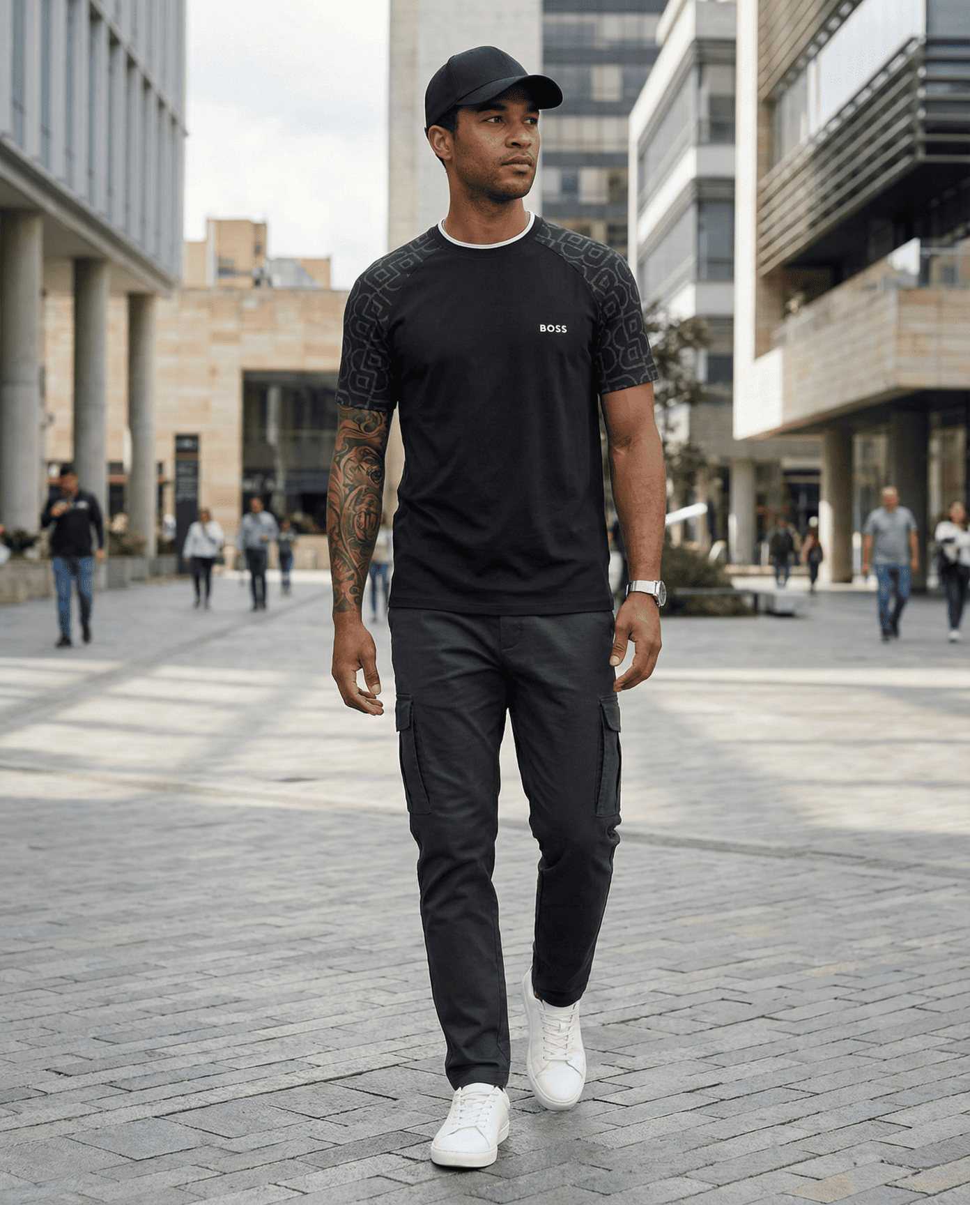 Camiseta básica gris para hombre - con modelo - JDC Luxury Store