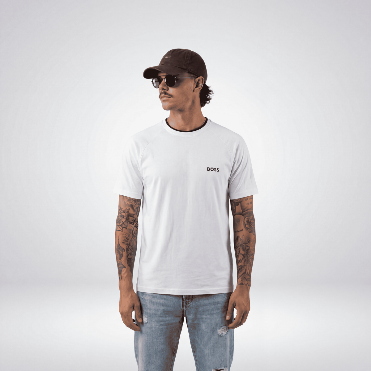 Camiseta básica blanca para hombre - con modelo - JDC Luxury Store