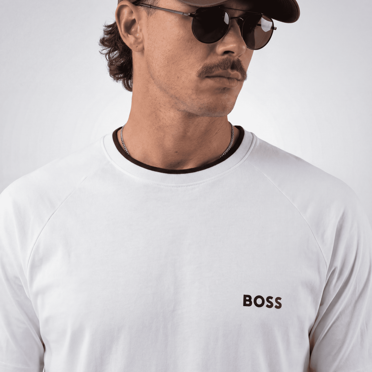 Camiseta básica blanca para hombre - con modelo - JDC Luxury Store