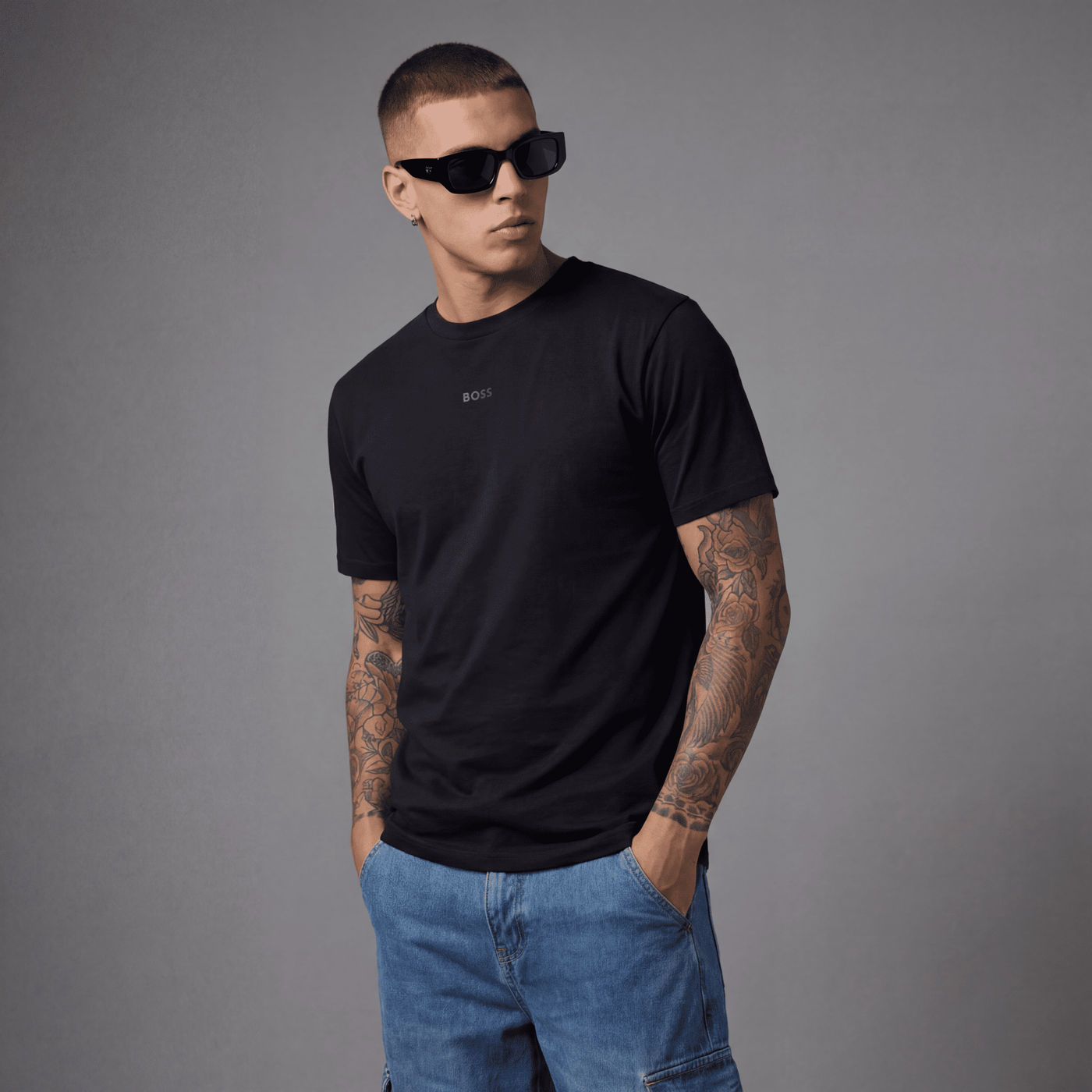 Camiseta básica negra para hombre - con modelo - JDC Luxury Store