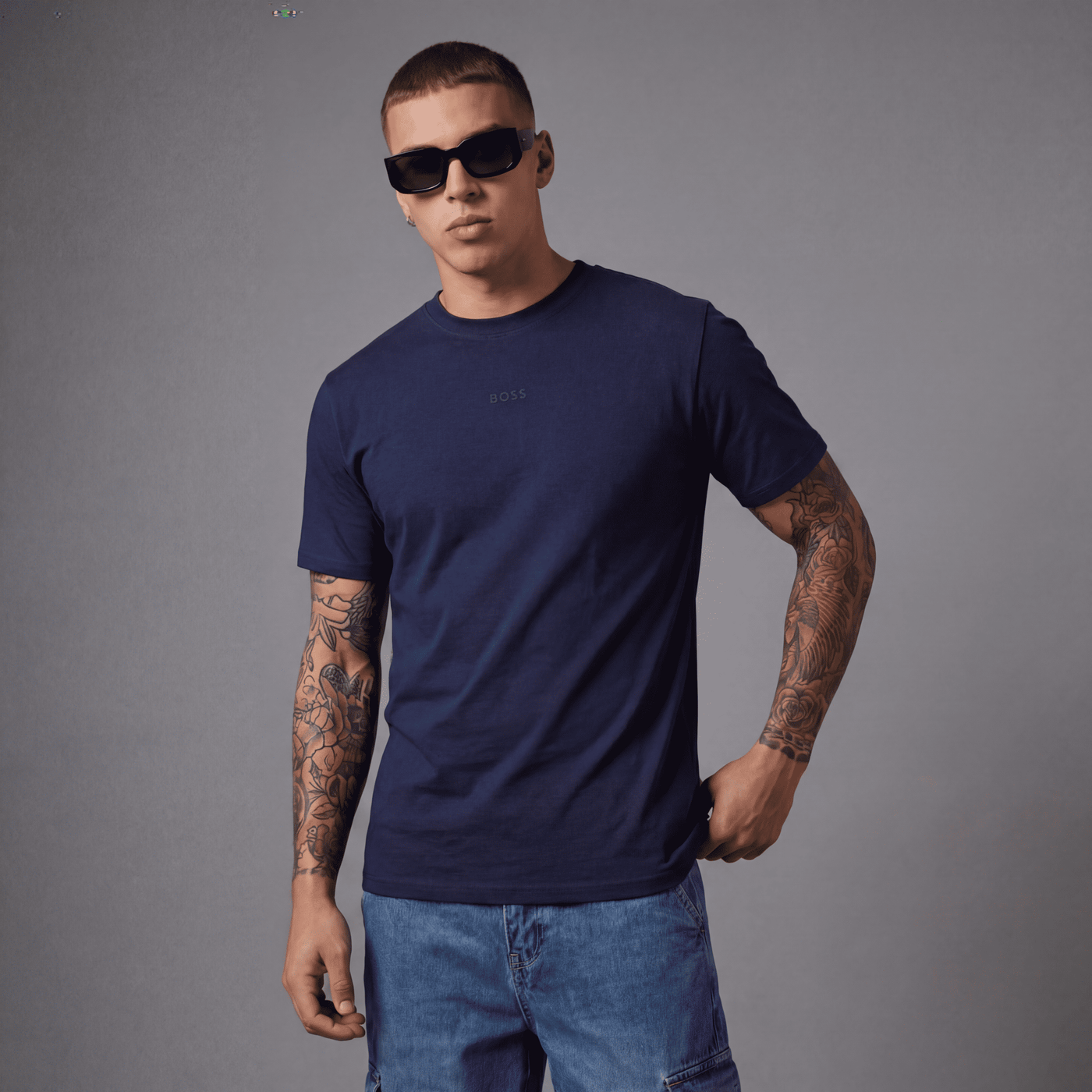 Camiseta básica azul oscuro para hombre - con modelo - JDC Luxury Store