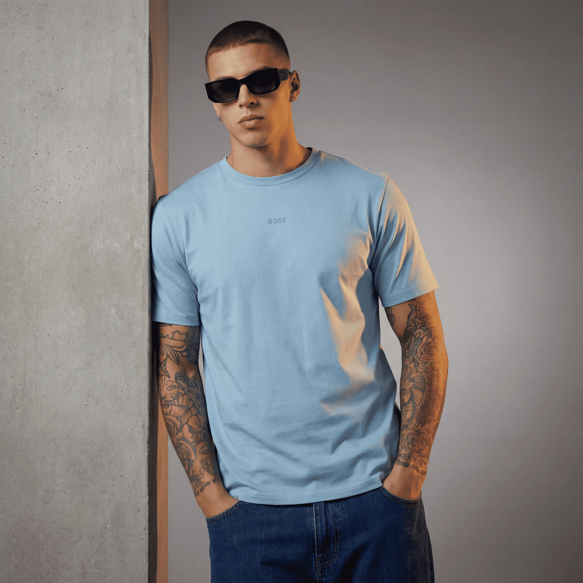 Camiseta básica azul para hombre - con modelo - JDC Luxury Store