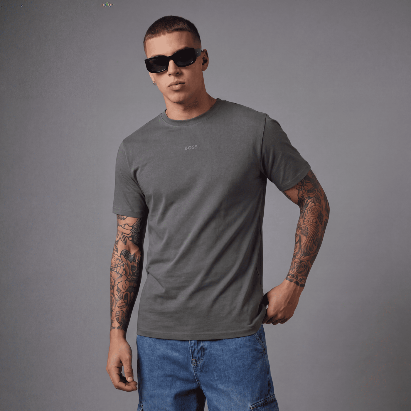 Camiseta básica gris oscuro para hombre - con modelo - JDC Luxury Store