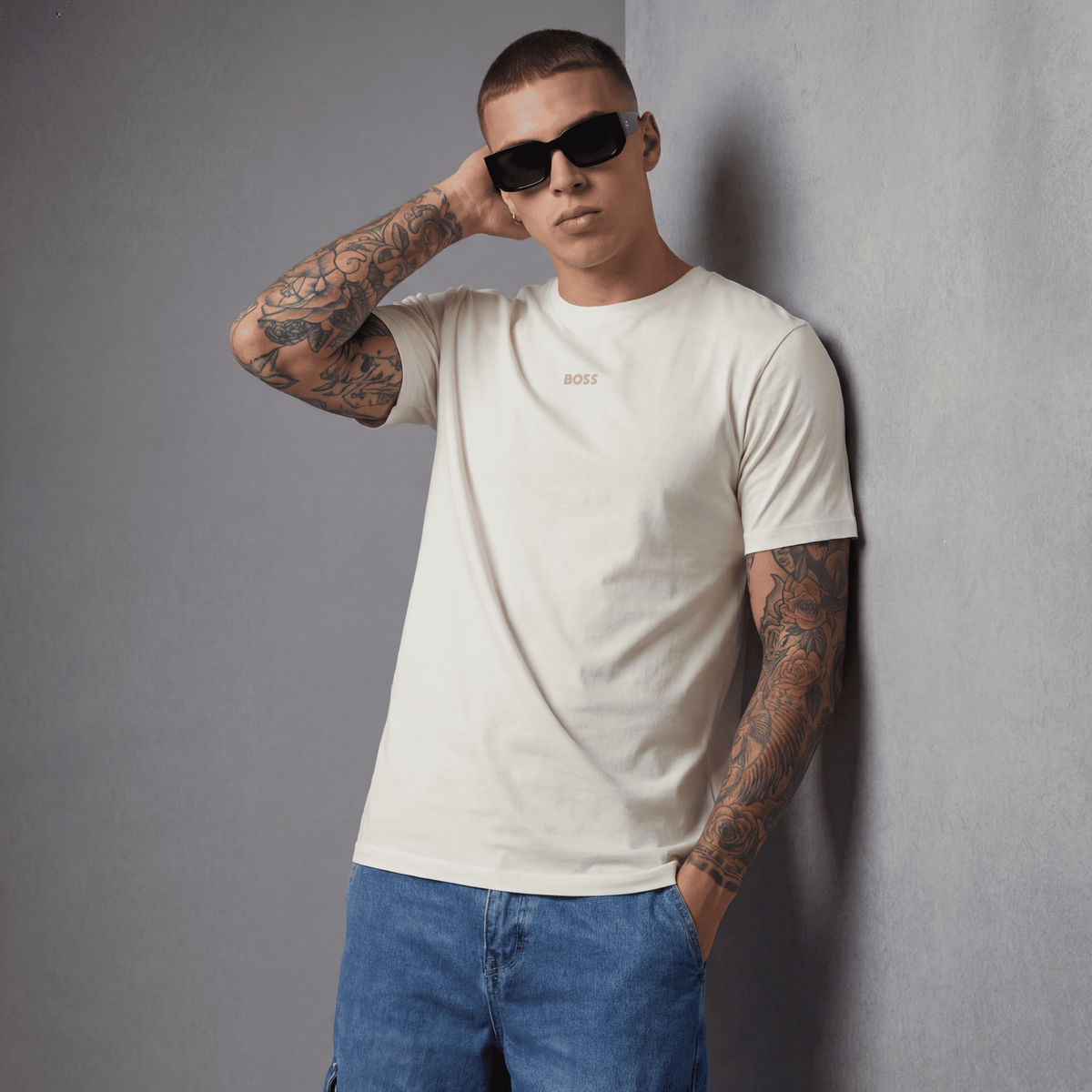 Camiseta básica crema para hombre - con modelo - JDC Luxury Store