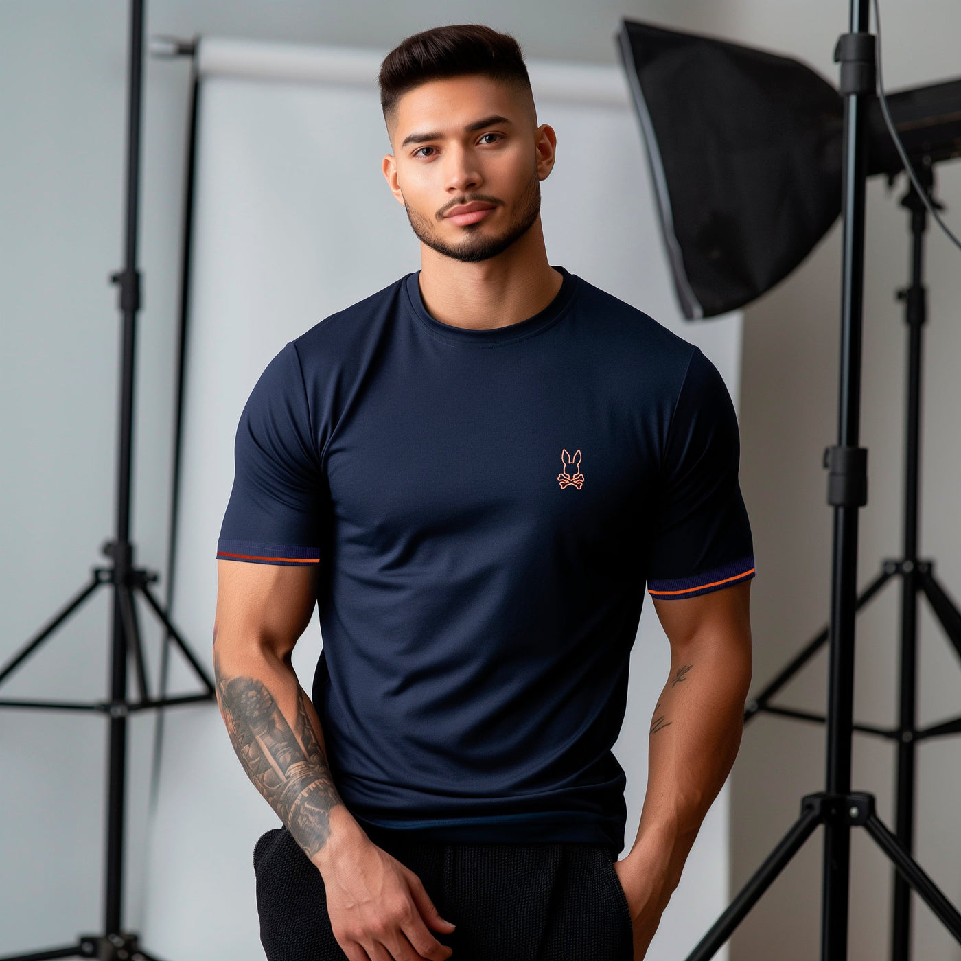 Camiseta básica azul oscuro para hombre - con modelo - JDC Luxury Store
