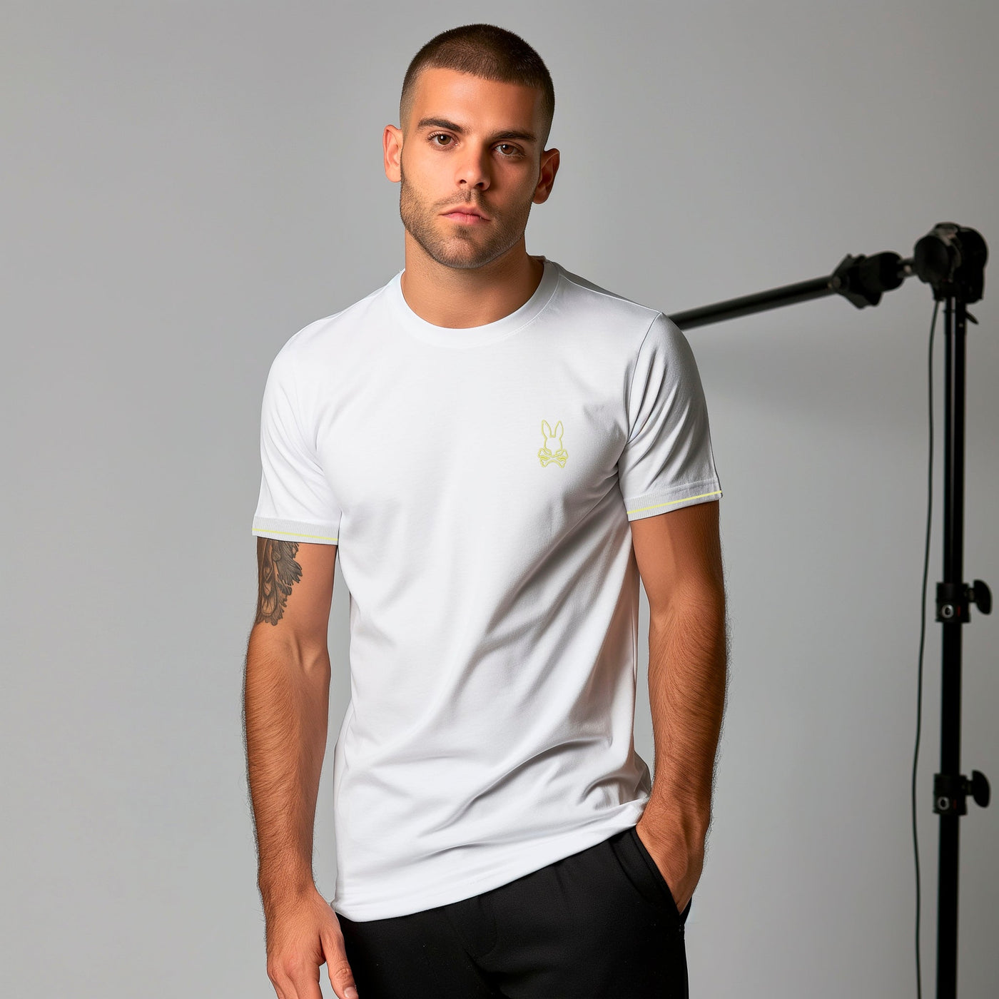 Camiseta básica blanca para hombre - con modelo - JDC Luxury Store