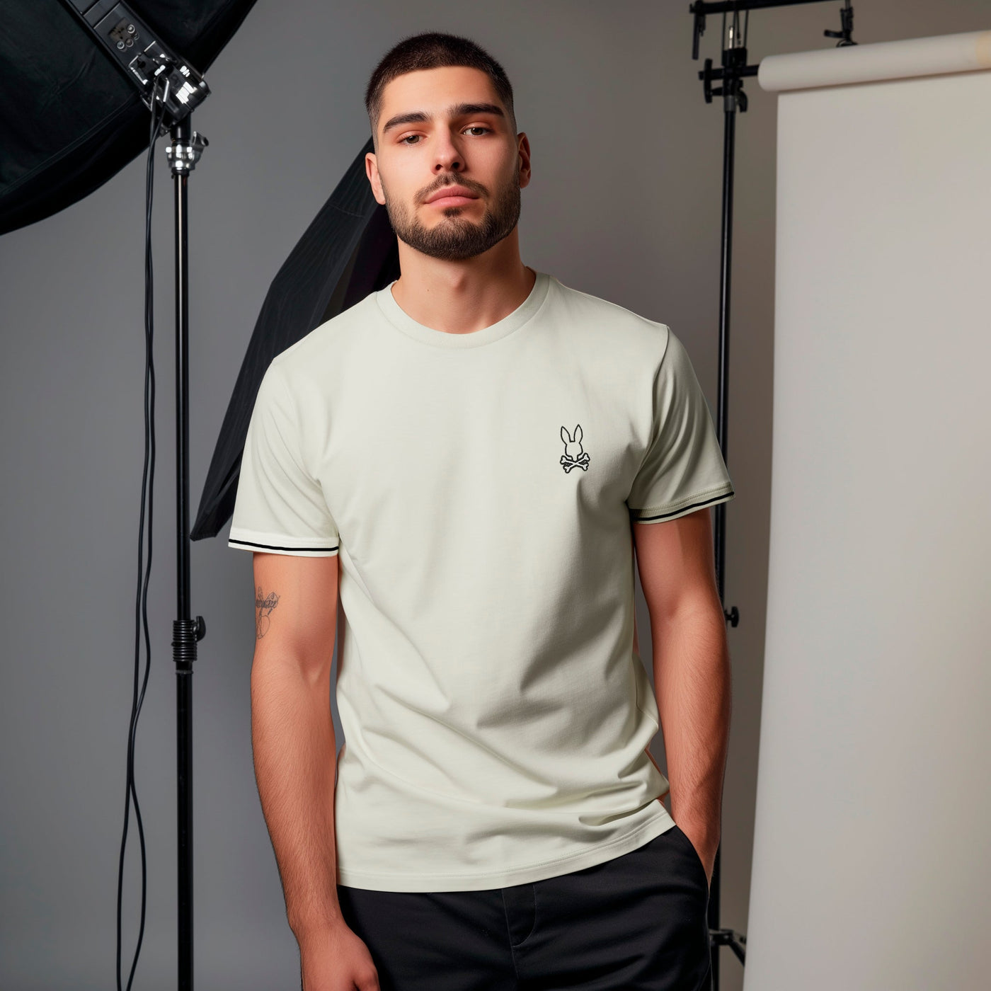 Camiseta básica crema para hombre - con modelo - JDC Luxury Store