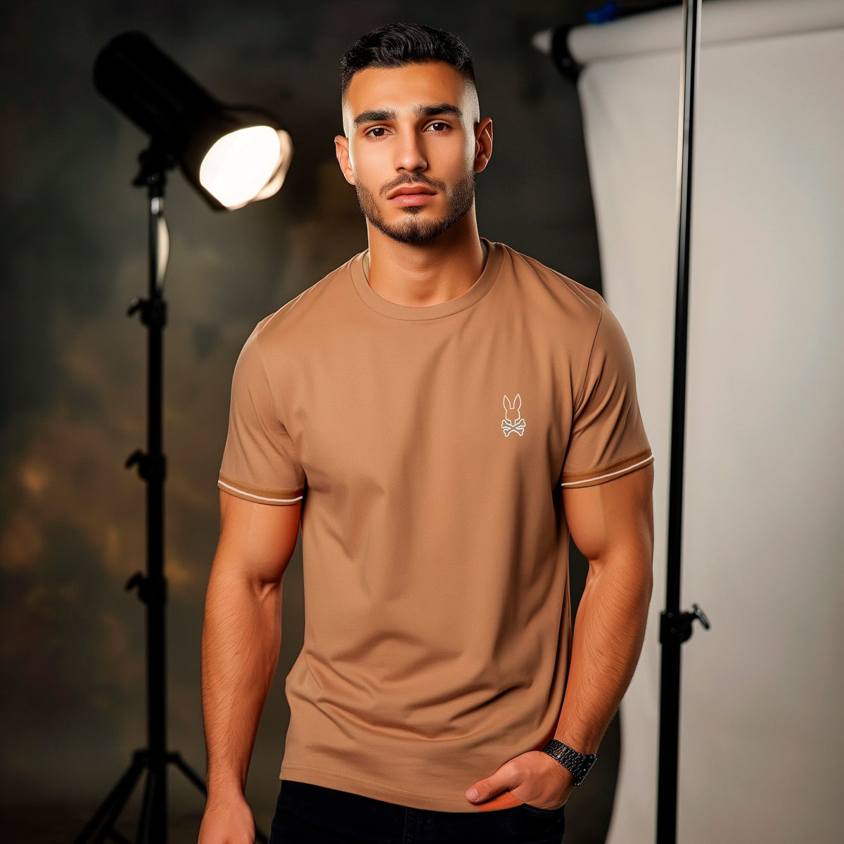 Camiseta básica café para hombre - con modelo - JDC Luxury Store