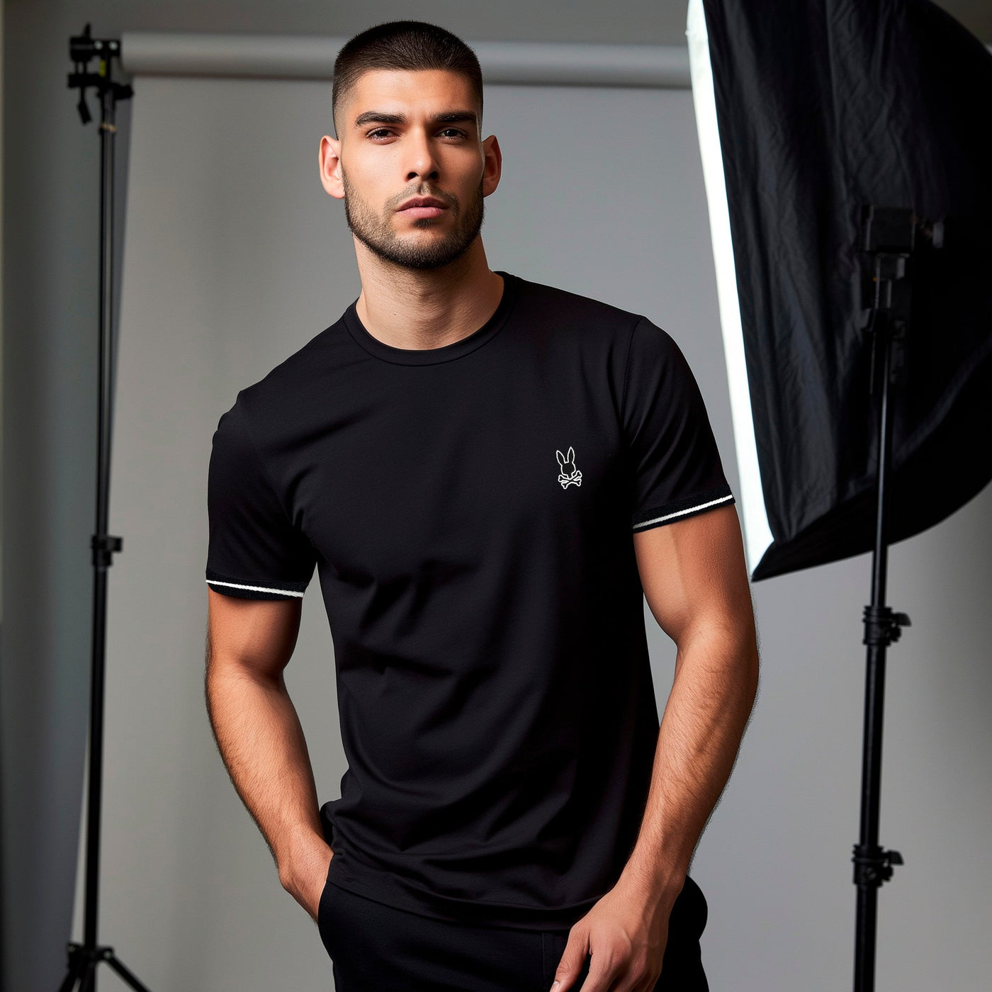 Camiseta básica negra para hombre - con modelo - JDC Luxury Store