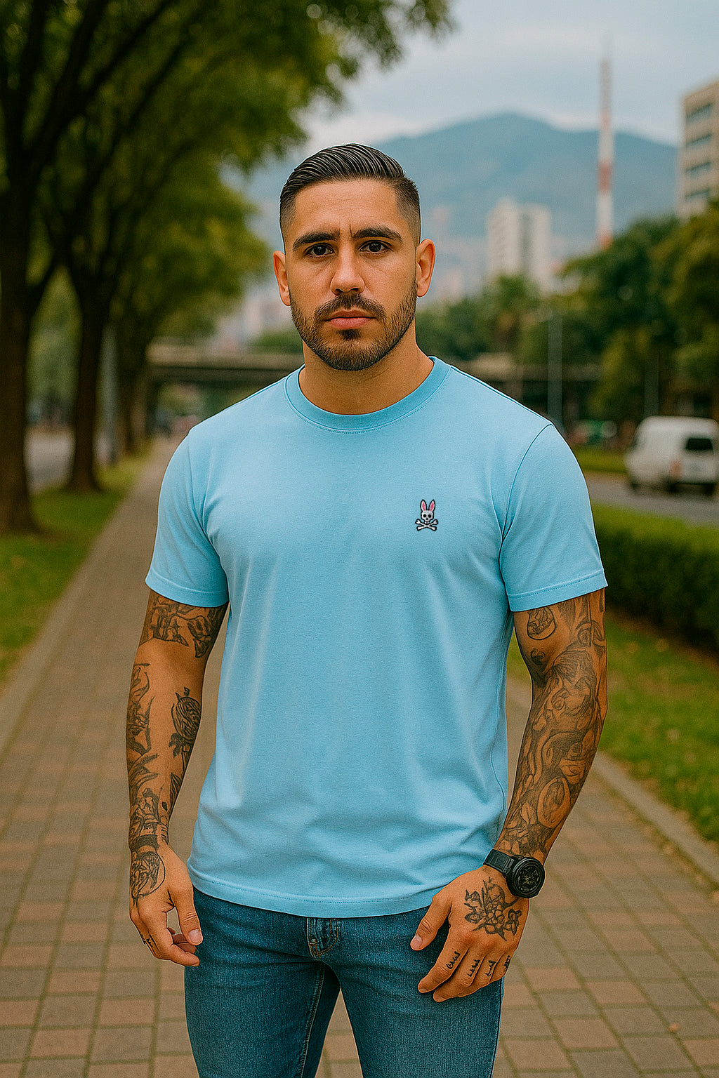 Camiseta básica azul claro para hombre - con modelo - JDC Luxury Store