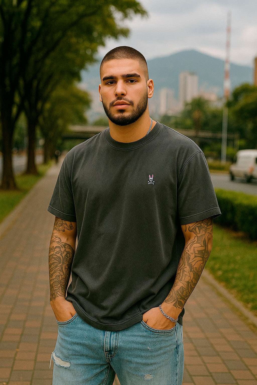 Camiseta básica gris oscuro para hombre - con modelo - JDC Luxury Store