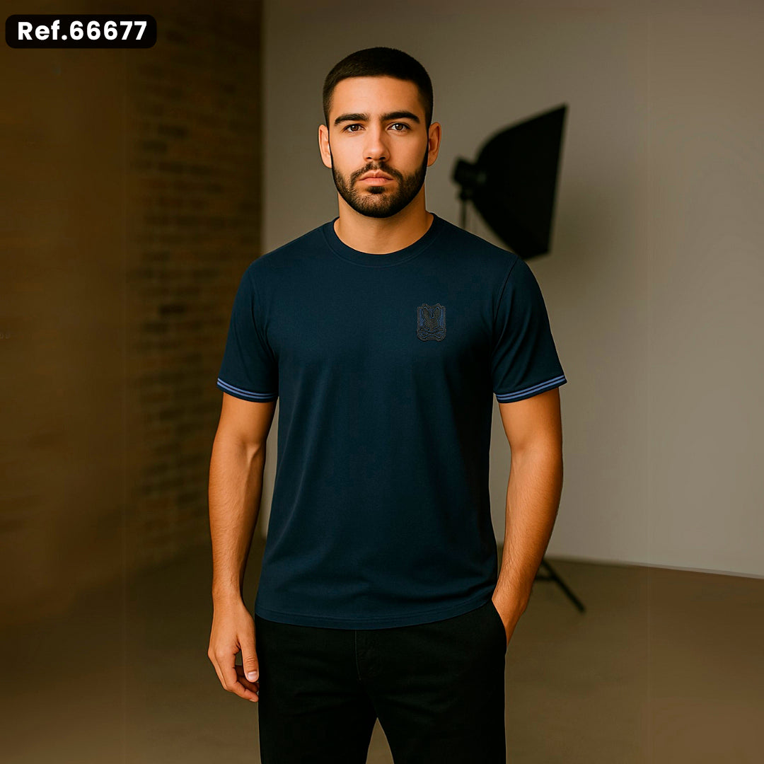 Camiseta básica azul para hombre - con modelo - JDC Luxury Store