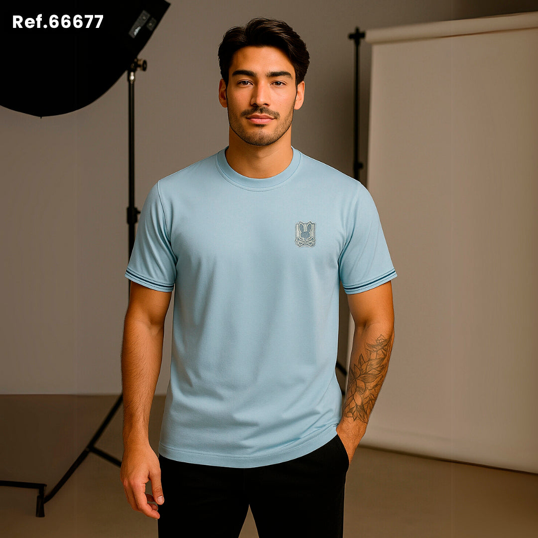 Camiseta básica azul claro para hombre - con modelo - JDC Luxury Store