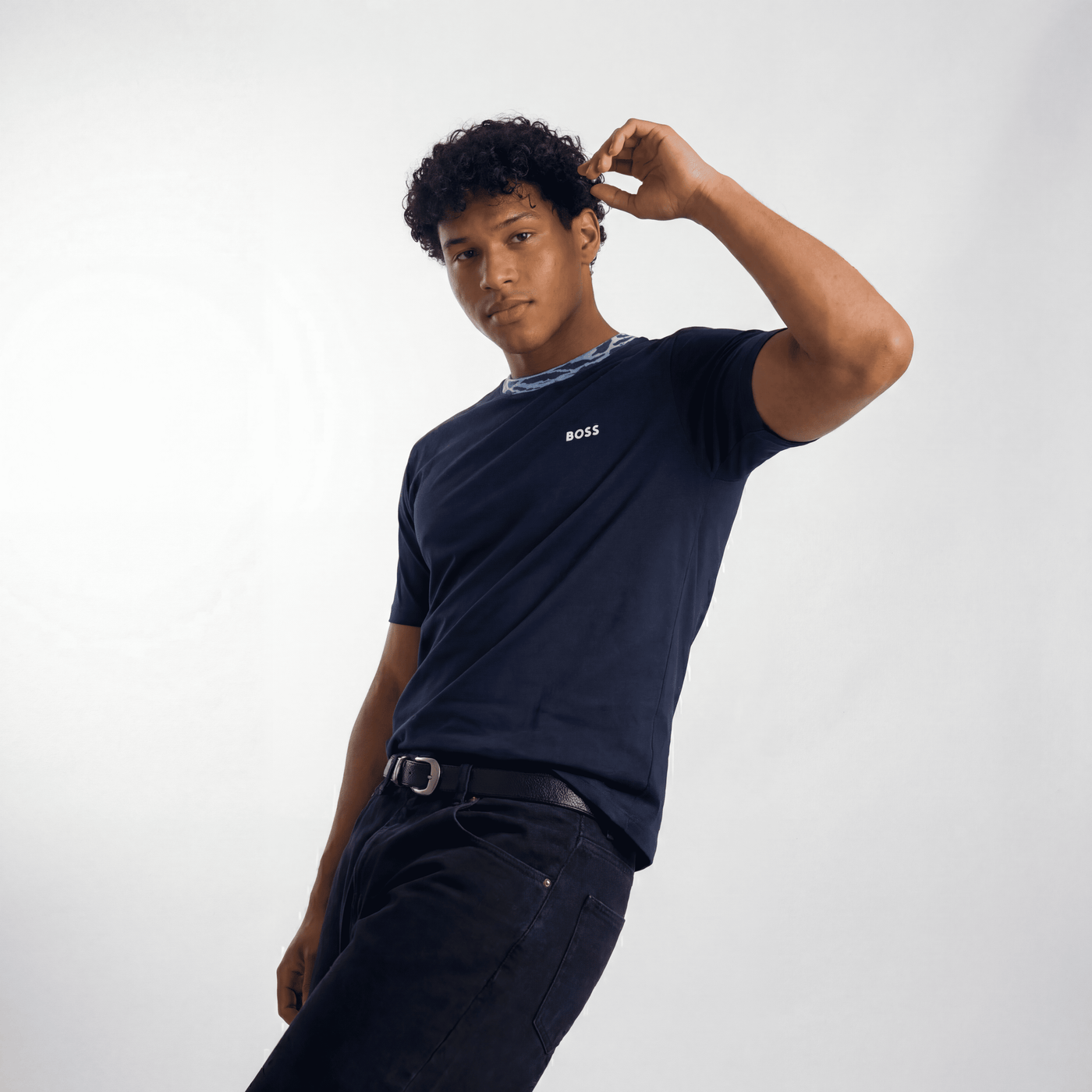 Camiseta básica azul oscuro para hombre - con modelo - JDC Luxury Store