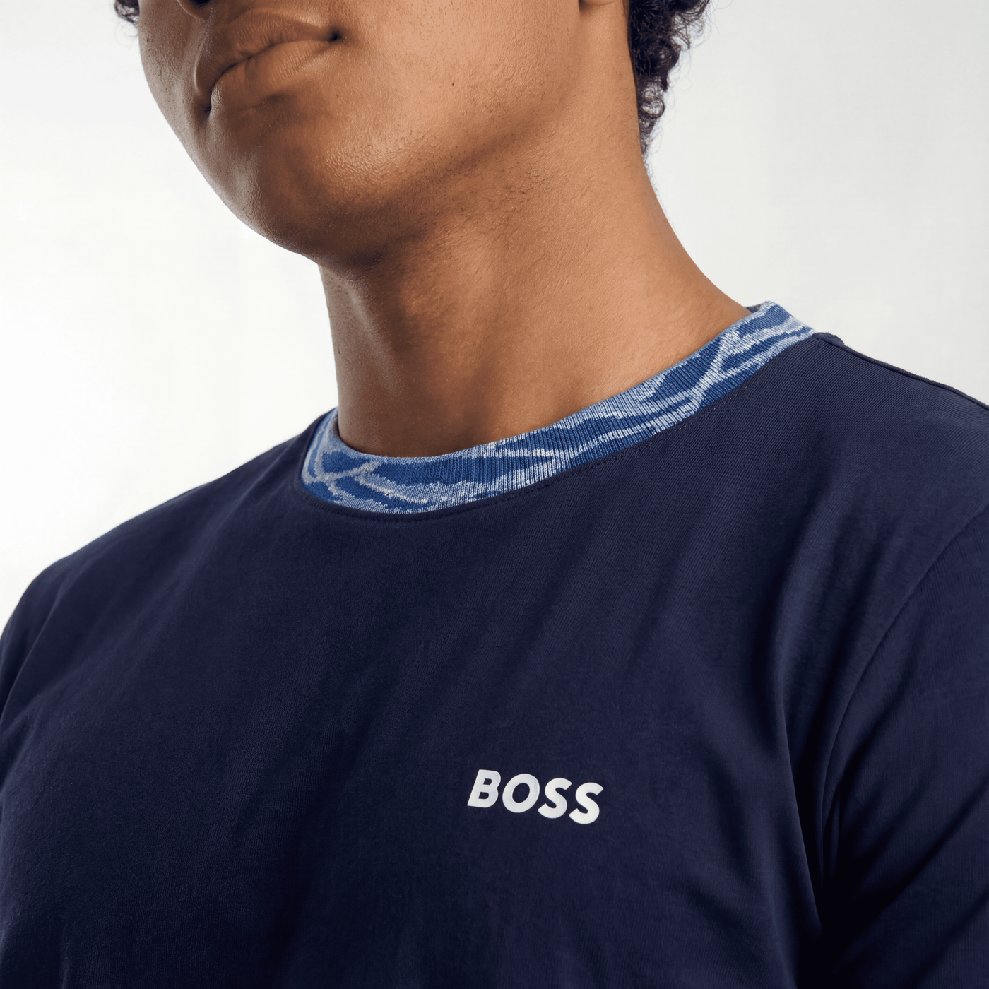 Camiseta básica azul oscuro para hombre - con modelo - JDC Luxury Store