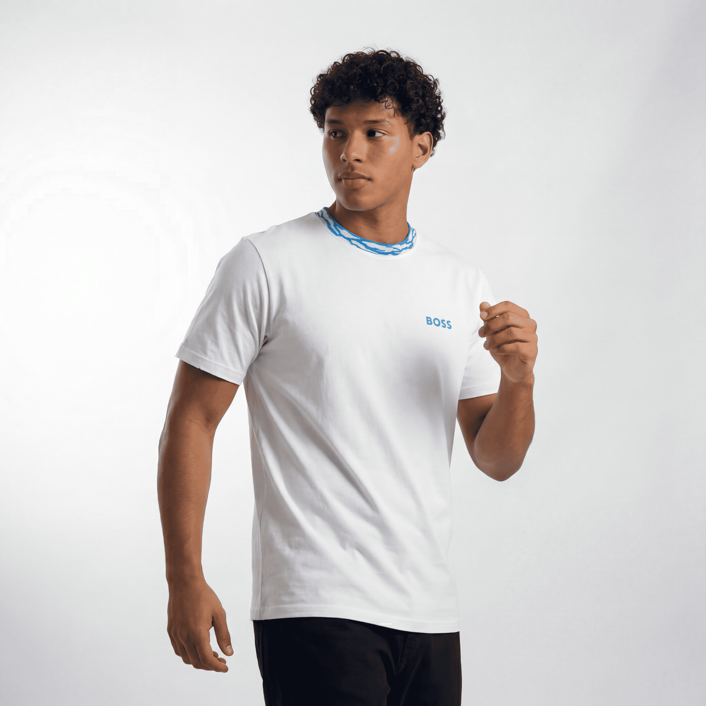 Camiseta básica blanca para hombre - con modelo - JDC Luxury Store