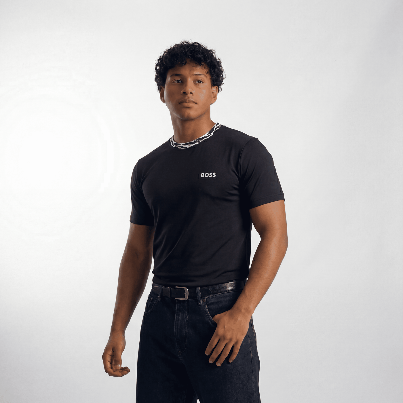 Camiseta básica negra para hombre - con modelo - JDC Luxury Store