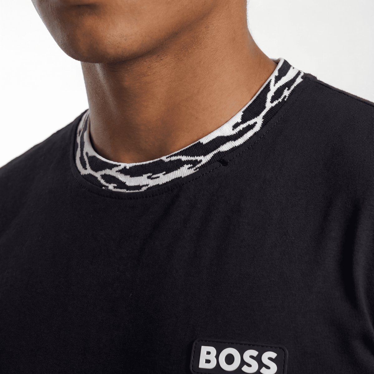 Camiseta básica negra para hombre - con modelo - JDC Luxury Store
