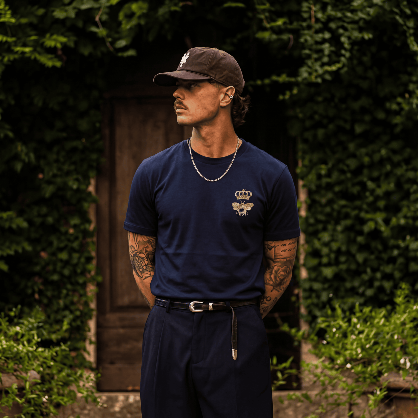 Camiseta básica azul oscuro para hombre - con modelo - JDC Luxury Store