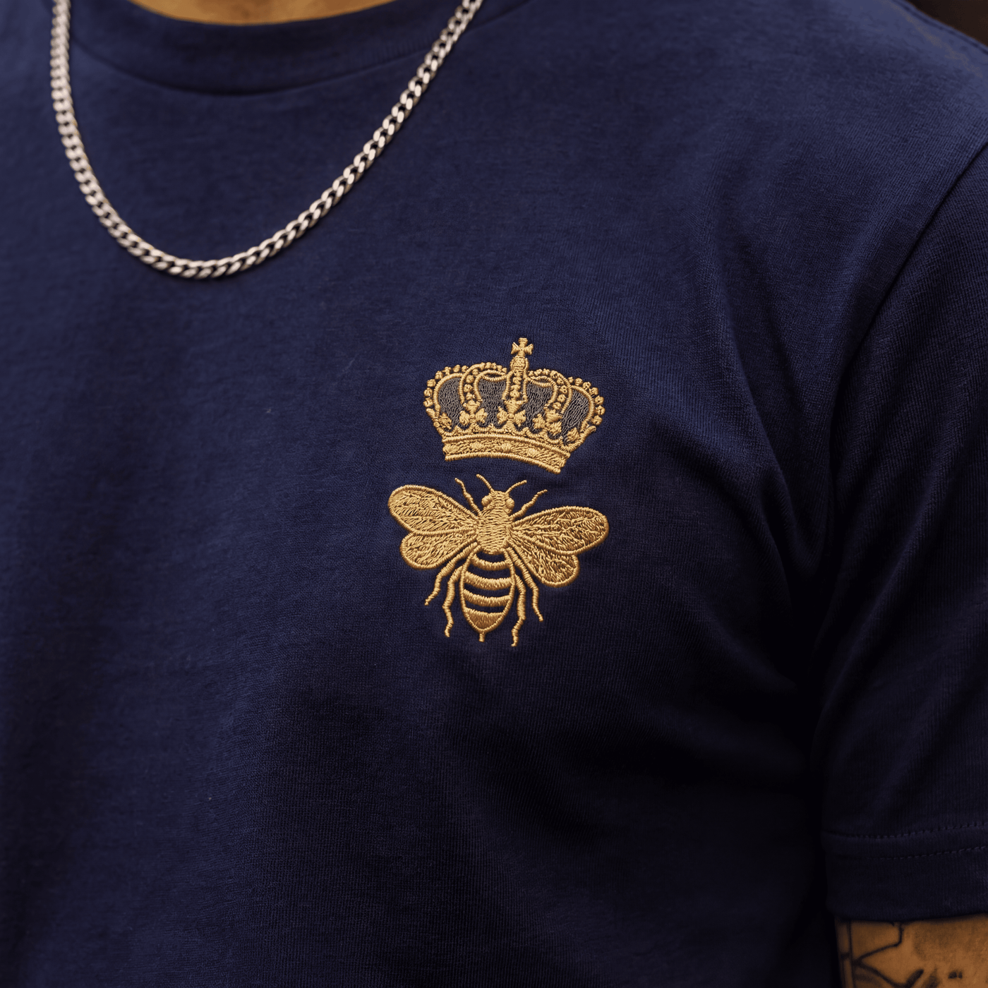 Camiseta básica azul oscuro para hombre - con modelo - JDC Luxury Store