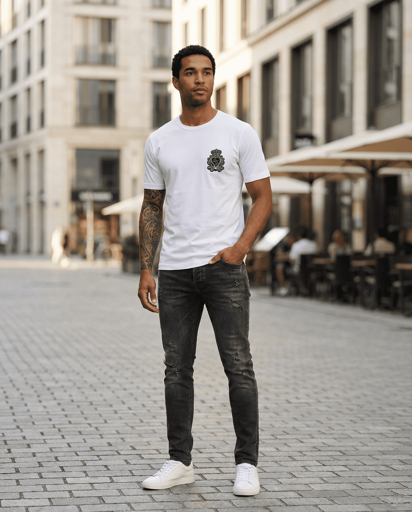 Camiseta básica blanca para hombre - con modelo - JDC Luxury Store