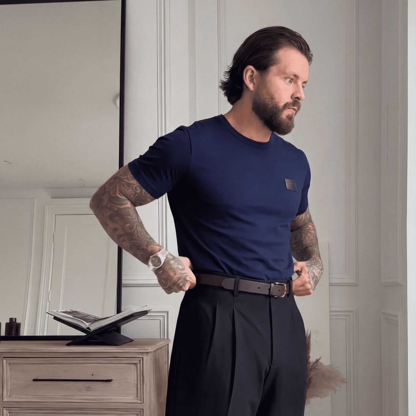 Camiseta básica azul oscuro para hombre - con modelo - JDC Luxury Store