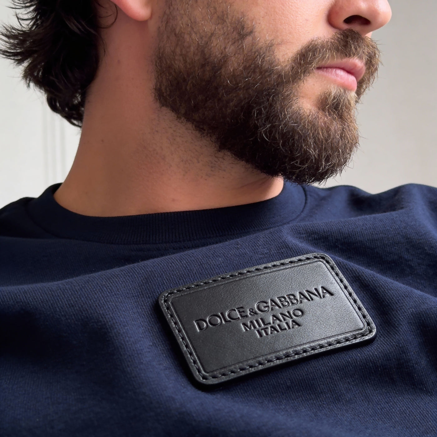 Camiseta básica azul oscuro para hombre - con modelo - JDC Luxury Store