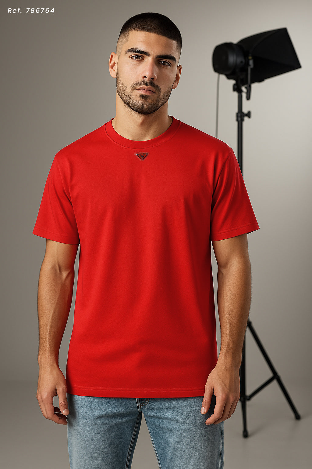 Camiseta básica roja para hombre - con modelo - JDC Luxury Store