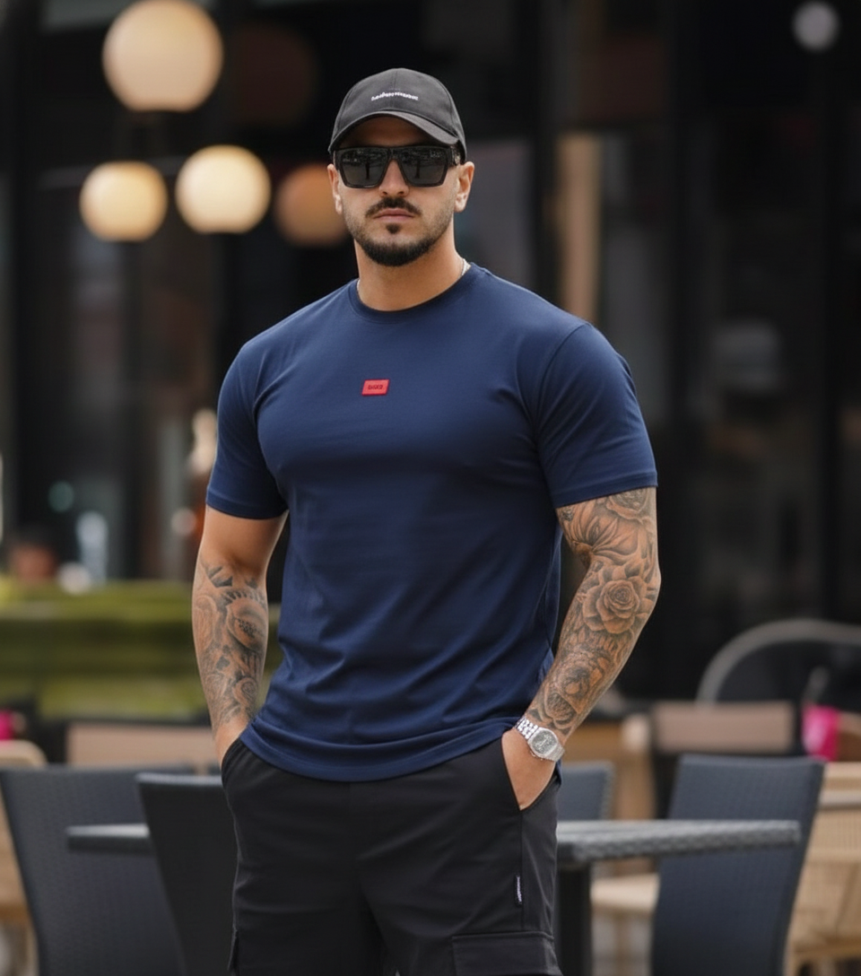 Camiseta básica azul oscuro para hombre - con modelo - JDC Luxury Store