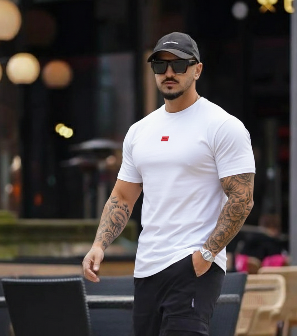 Camiseta básica blanca para hombre - con modelo - JDC Luxury Store