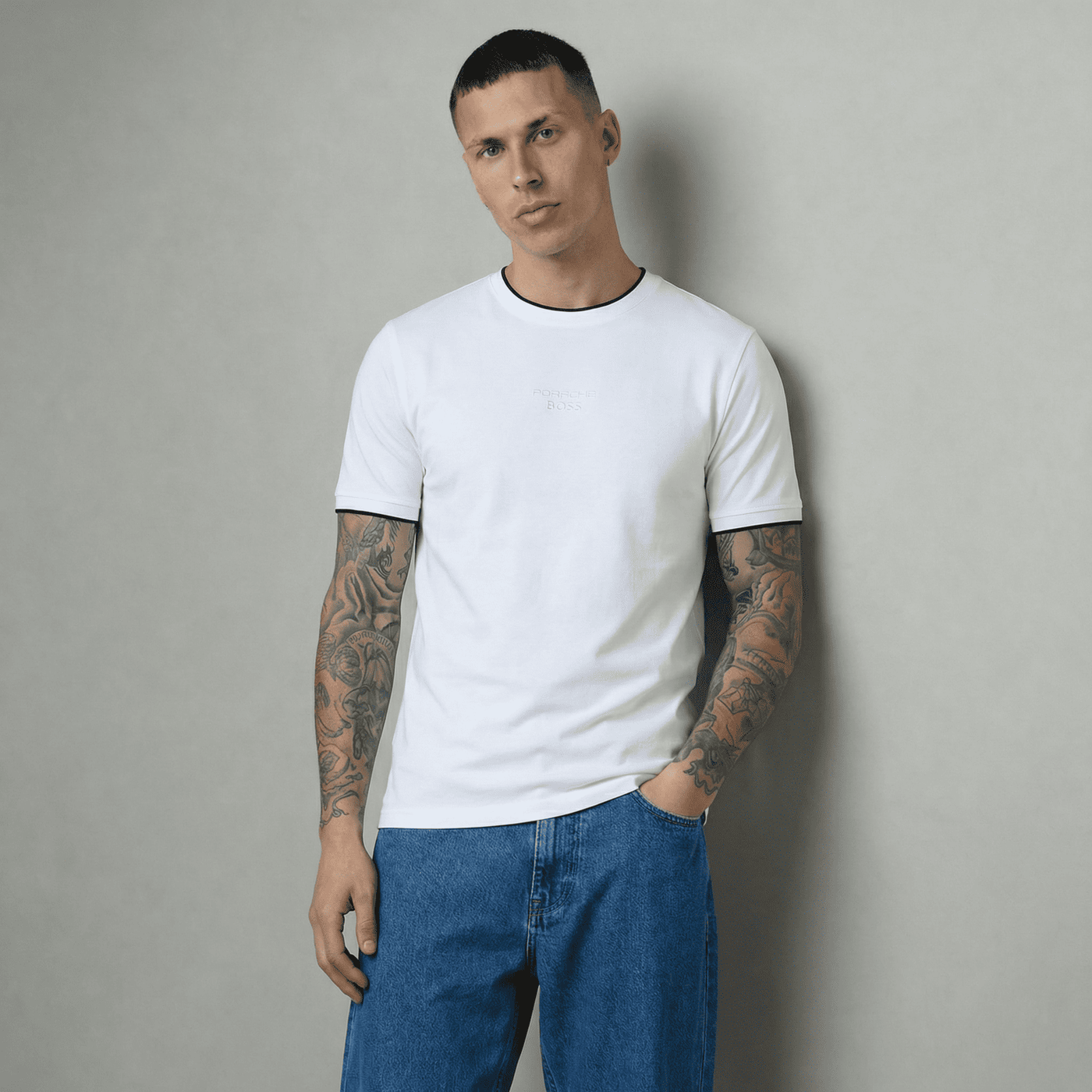 Camiseta básica blanca para hombre - con modelo - JDC Luxury Store