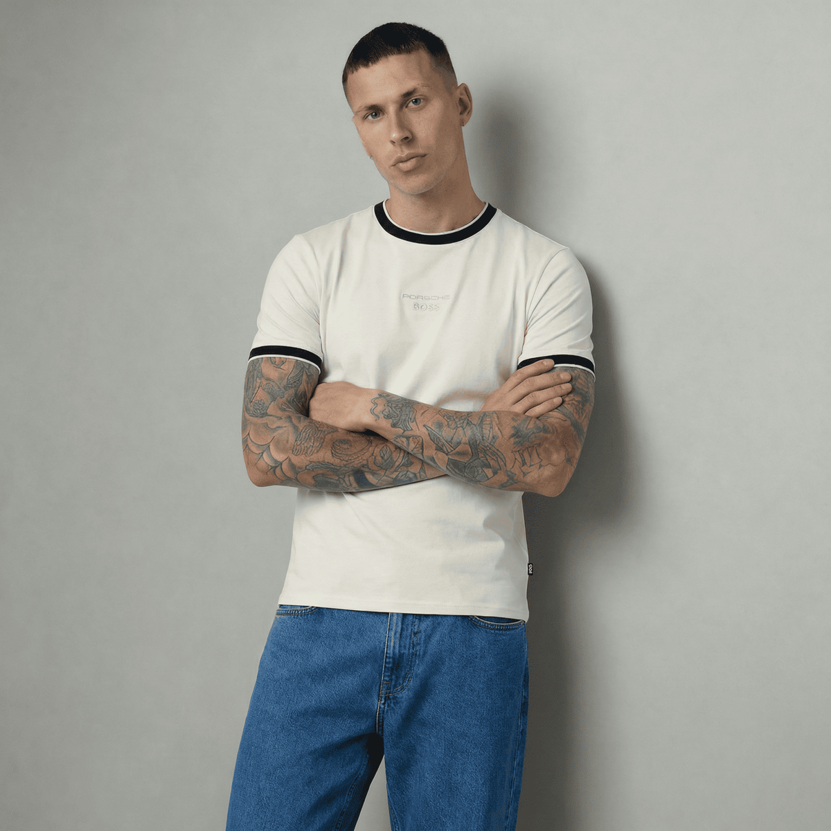 Camiseta básica crema para hombre - con modelo - JDC Luxury Store