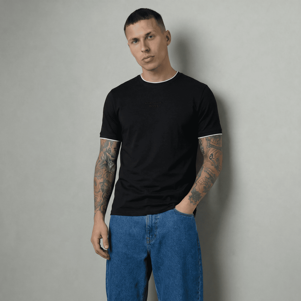Camiseta básica negra para hombre - con modelo - JDC Luxury Store