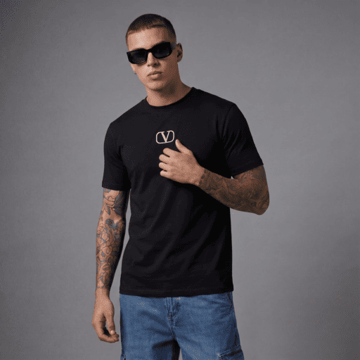 Camiseta básica negra para hombre - con modelo - JDC Luxury Store