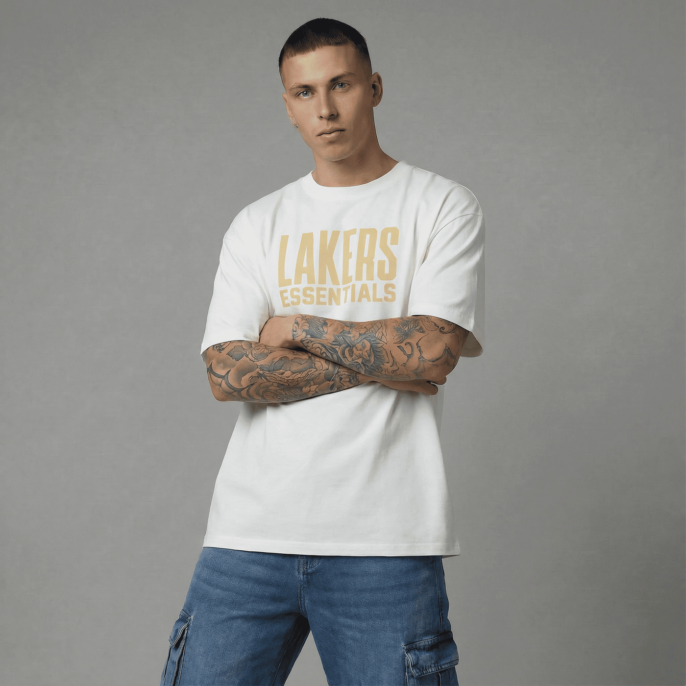 Camiseta oversize blanco para hombre - con modelo - JDC Luxury Store