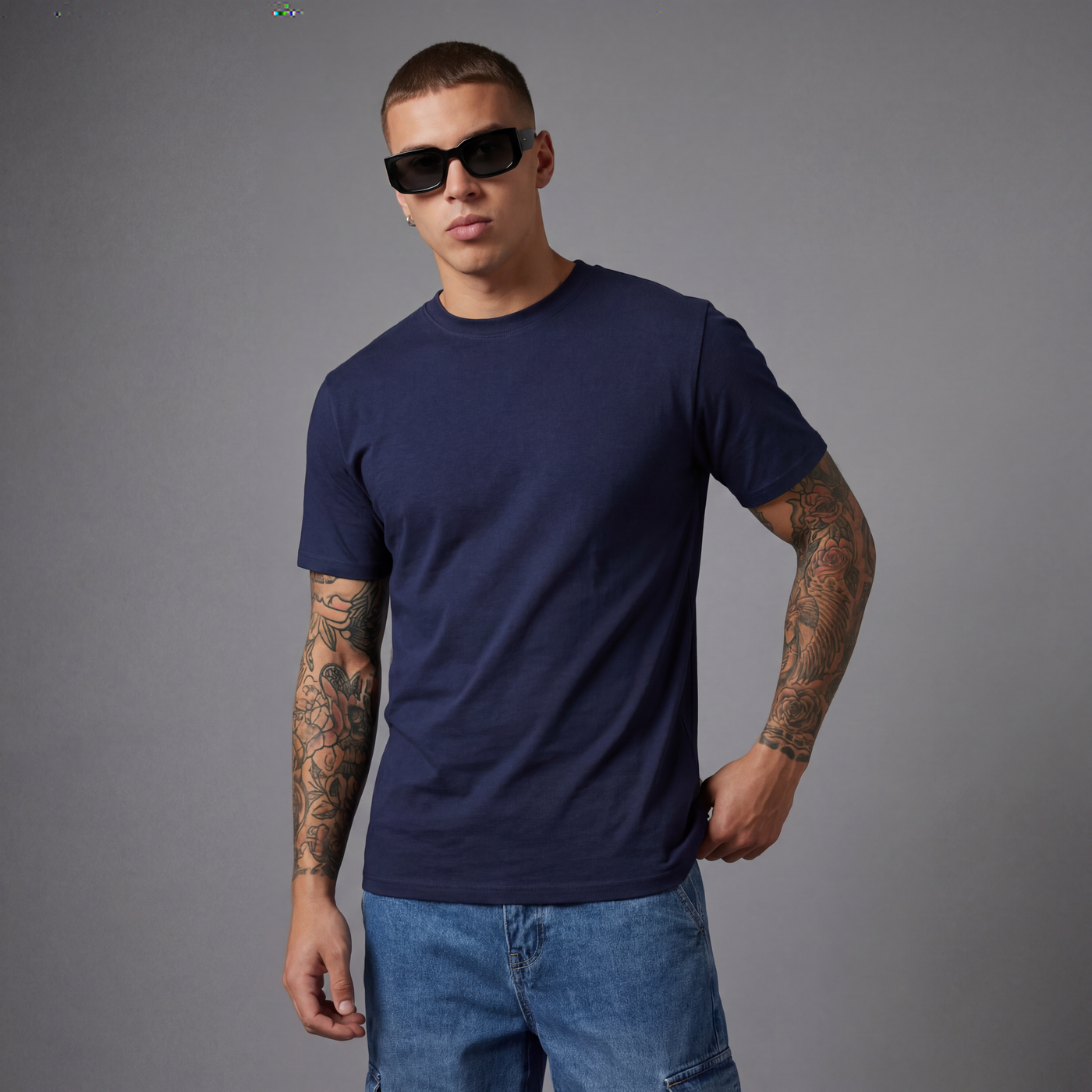 Camiseta básica azul oscuro para hombre - con modelo - JDC Luxury Store