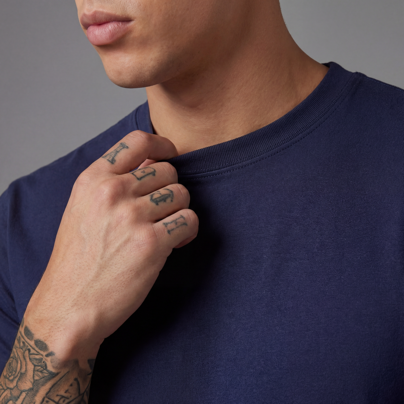 Camiseta básica azul oscuro para hombre - con modelo - JDC Luxury Store