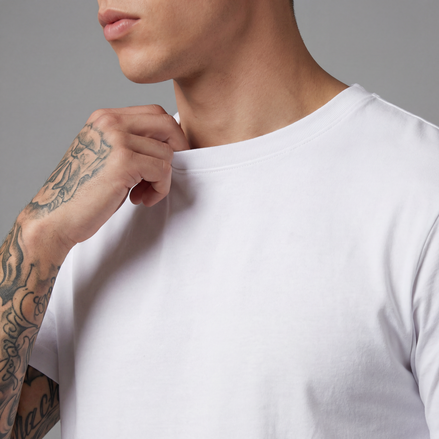 Camiseta básica blanca para hombre - con modelo - JDC Luxury Store