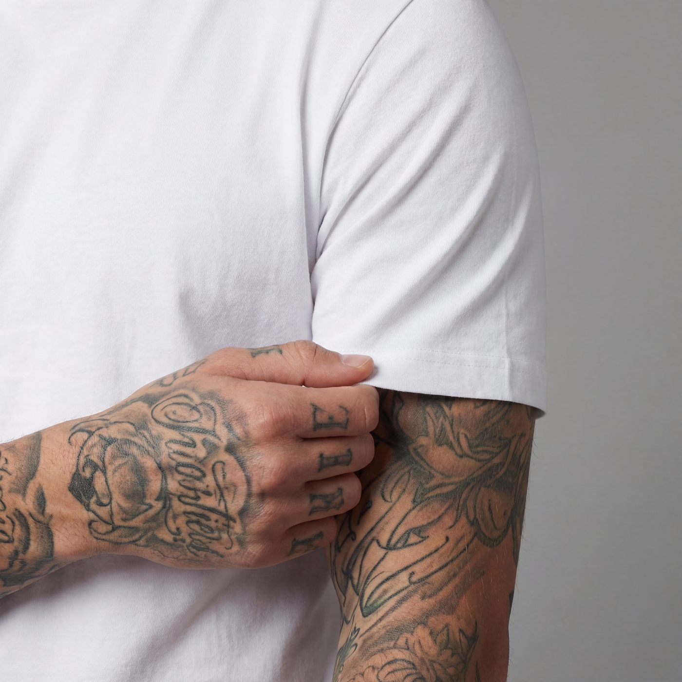 Camiseta básica blanca para hombre - con modelo - JDC Luxury Store
