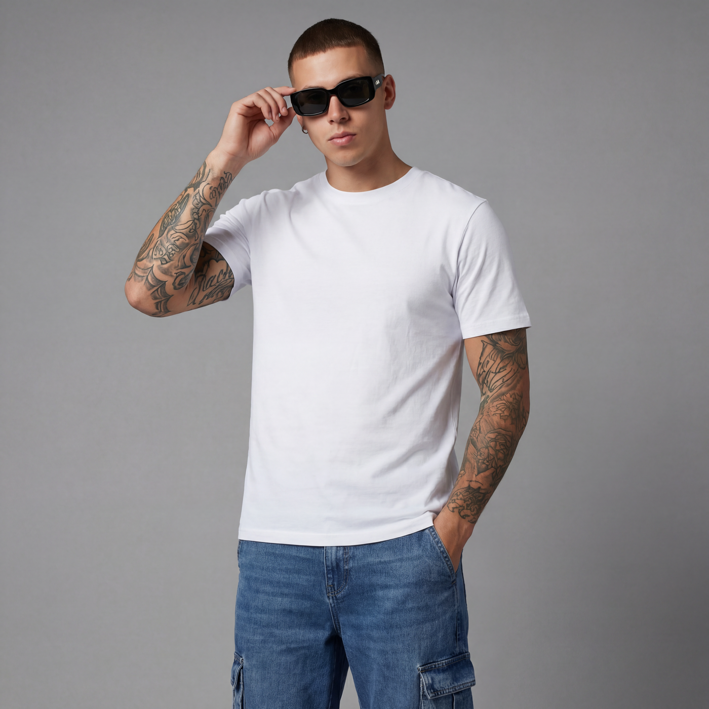 Camiseta básica blanca para hombre - con modelo - JDC Luxury Store