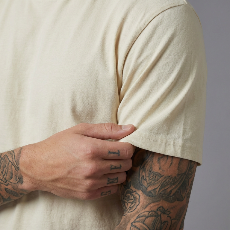 Camiseta básica crema para hombre - con modelo - JDC Luxury Store